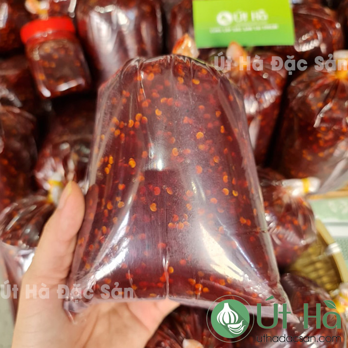 Tương ớt xào dùng trong món ăn miền Trung