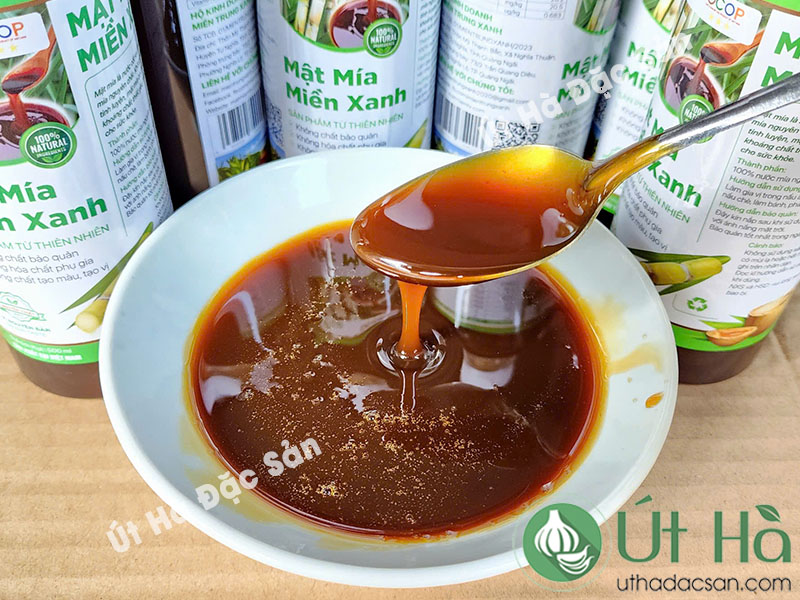 Mật mía có màu nâu vàng và kết cấu sánh