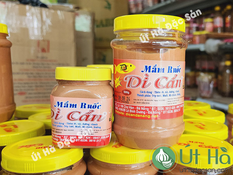 Mắm Ruốc Dì Cẩn dùng trong bữa ăn
