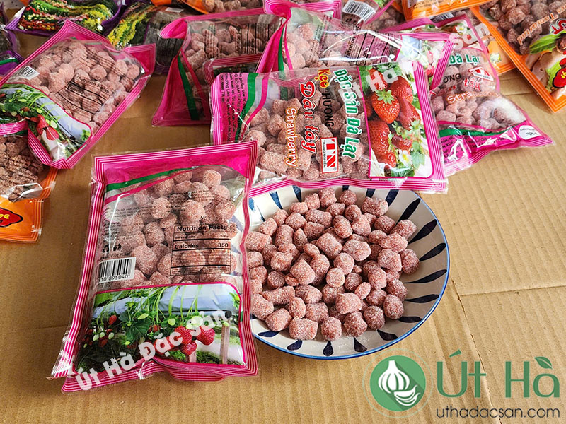 Cận cảnh Kẹo Dâu Tây Đà Lạt phủ đường cát