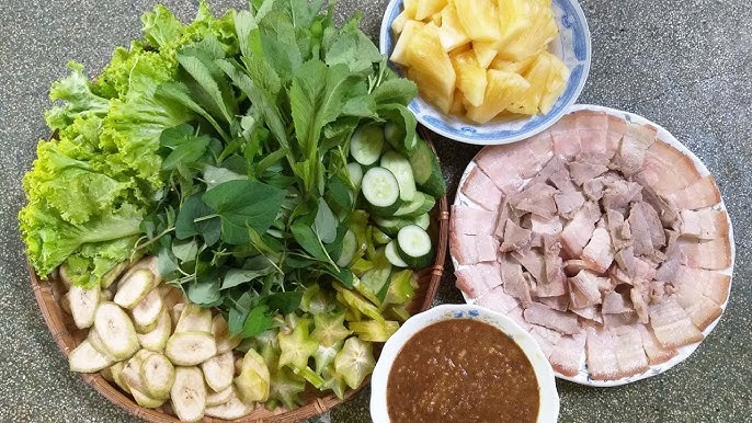 Mâm thịt luộc rau sống chấm mắm nêm Dì Cẩn